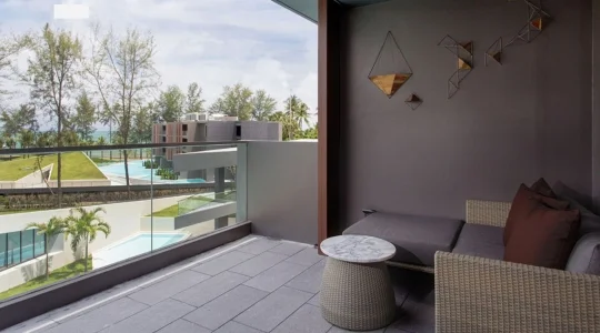 DeluxePoolsisde